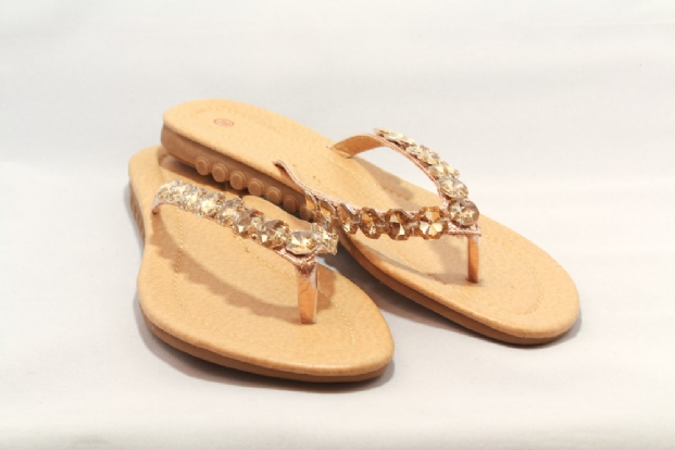 Go with everything basic toe-post sandal in Gold
