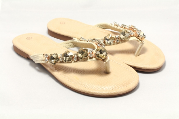 Cream leather toe-post with crystal flower decoration.
