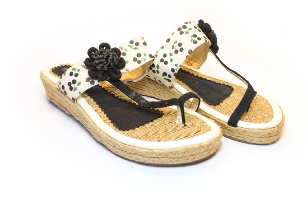 Black & cream rope-wedge toe-ring sandal.
