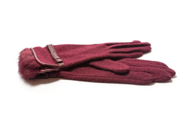 Wine fine-knit gloves with faux leather & fur trim